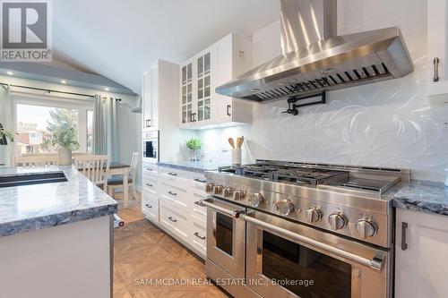 140 Aberdeen Avenue, Vaughan, ON - Indoor Photo Showing Kitchen With Upgraded Kitchen