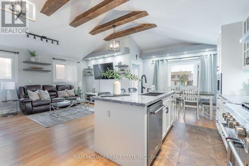 140 Aberdeen Avenue, Vaughan, ON - Indoor Photo Showing Kitchen With Upgraded Kitchen