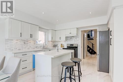 22 Taos Court, Richmond Hill, ON - Indoor Photo Showing Kitchen With Upgraded Kitchen