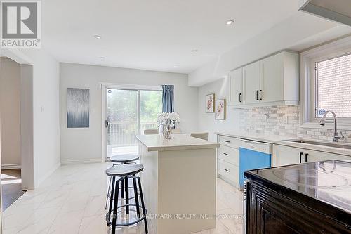 22 Taos Court, Richmond Hill, ON - Indoor Photo Showing Kitchen