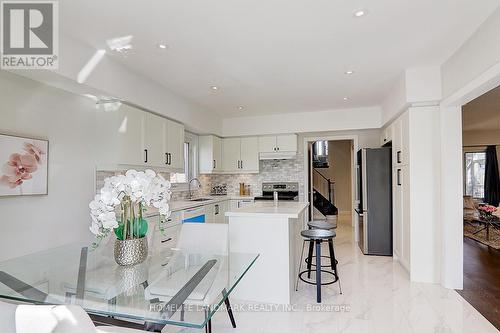 22 Taos Court, Richmond Hill, ON - Indoor Photo Showing Kitchen