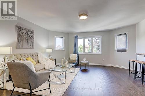 22 Taos Court, Richmond Hill, ON - Indoor Photo Showing Living Room