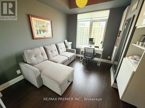 811 - 24 Woodstream Boulevard, Vaughan, ON - Indoor Photo Showing Living Room