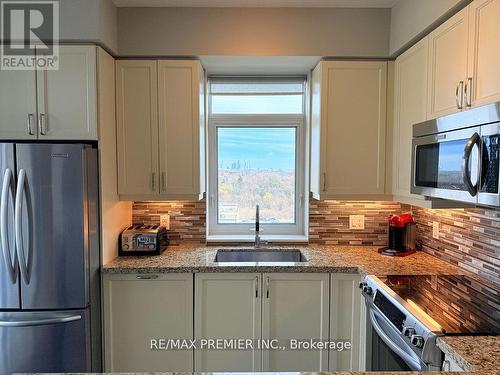 811 - 24 Woodstream Boulevard, Vaughan, ON - Indoor Photo Showing Kitchen With Stainless Steel Kitchen