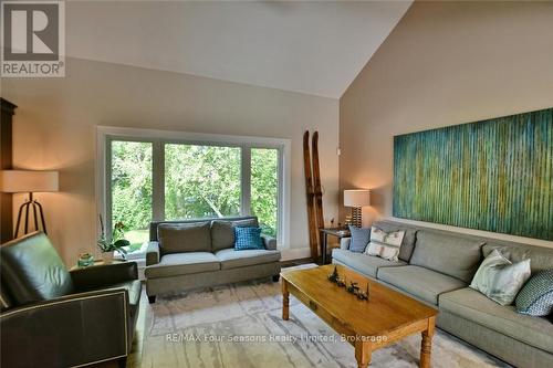 159 Indian Circle, Blue Mountains, ON - Indoor Photo Showing Living Room