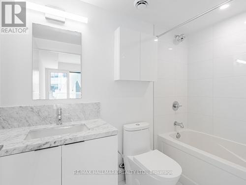 1530 - 230 Simcoe Street, Toronto, ON - Indoor Photo Showing Bathroom