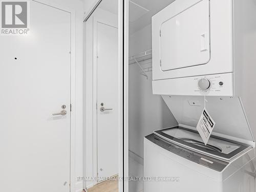 1530 - 230 Simcoe Street, Toronto, ON - Indoor Photo Showing Laundry Room