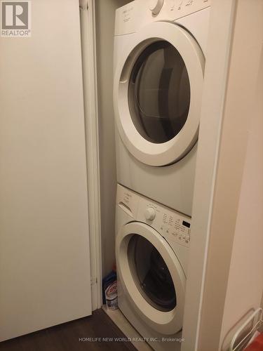 611 - 225 Sackville Street, Toronto, ON - Indoor Photo Showing Laundry Room