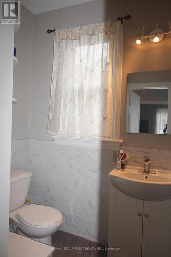 19 Emerald Street N, Hamilton, ON - Indoor Photo Showing Bathroom