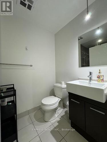 912 Br2 - 770 Bay Street, Toronto, ON - Indoor Photo Showing Bathroom