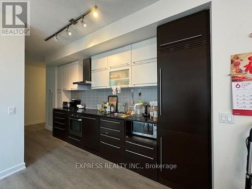 912 Br2 - 770 Bay Street, Toronto, ON - Indoor Photo Showing Kitchen