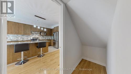 76 Wimbledon Court, Whitby, ON - Indoor Photo Showing Kitchen With Upgraded Kitchen