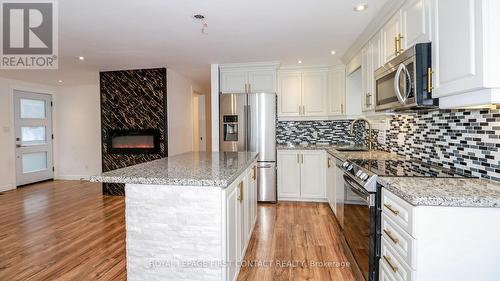 2427 Wallace Avenue, Innisfil, ON - Indoor Photo Showing Kitchen With Upgraded Kitchen