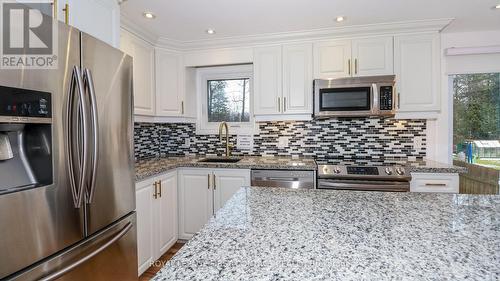 2427 Wallace Avenue, Innisfil, ON - Indoor Photo Showing Kitchen With Upgraded Kitchen