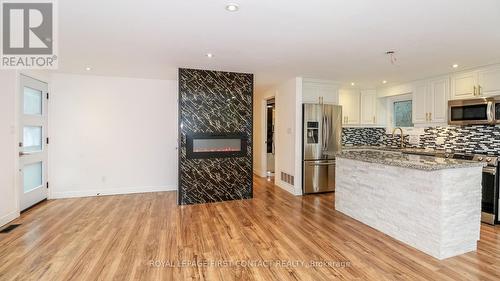 2427 Wallace Avenue, Innisfil, ON - Indoor Photo Showing Kitchen With Upgraded Kitchen