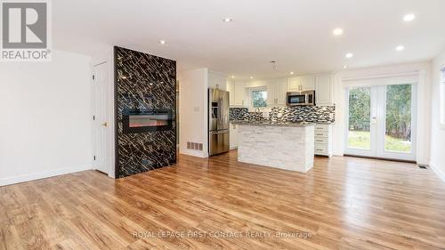 2427 Wallace Avenue, Innisfil, ON - Indoor Photo Showing Kitchen