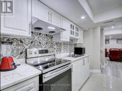 537 Edenbrook Hill Drive W, Brampton, ON - Indoor Photo Showing Kitchen