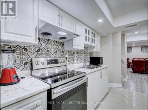 537 Edenbrook Hill Drive W, Brampton, ON - Indoor Photo Showing Kitchen