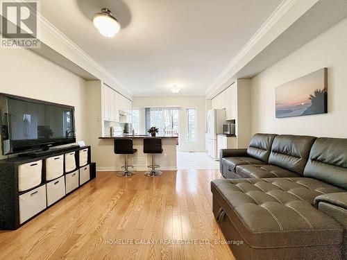 8E Hycrest Avenue, Toronto, ON - Indoor Photo Showing Living Room