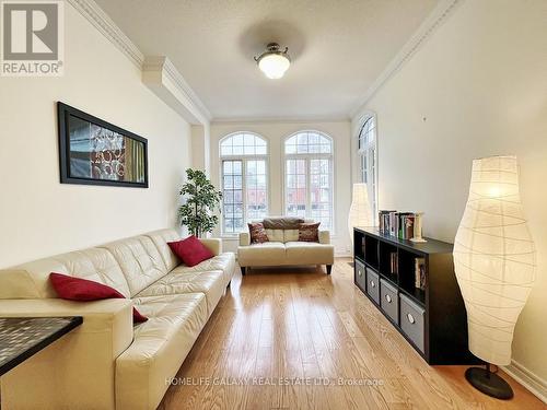 8E Hycrest Avenue, Toronto, ON - Indoor Photo Showing Living Room