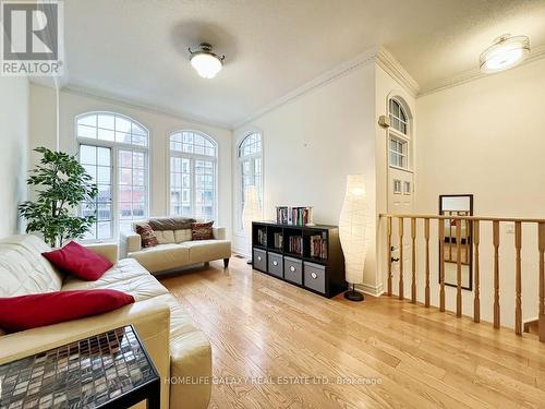 8E Hycrest Avenue, Toronto, ON - Indoor Photo Showing Living Room