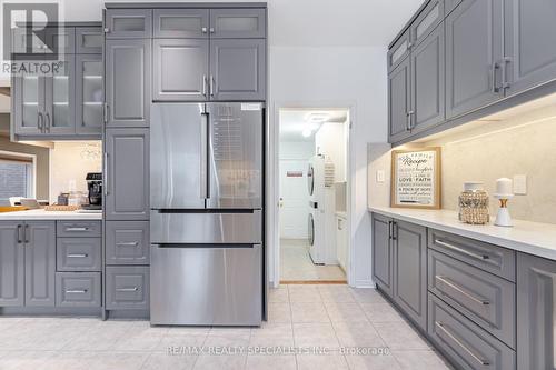 15 Cookview Drive, Brampton, ON - Indoor Photo Showing Kitchen