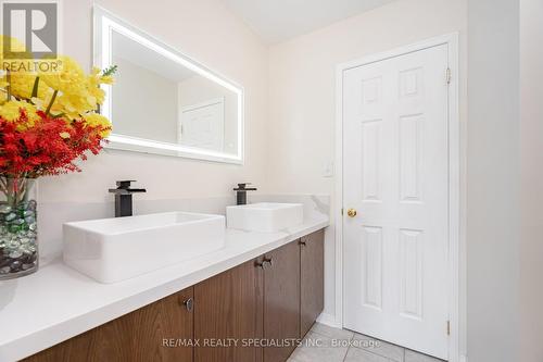 15 Cookview Drive, Brampton, ON - Indoor Photo Showing Bathroom