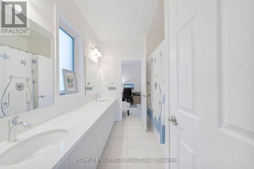 398 Spyglass Green, Oakville, ON - Indoor Photo Showing Bathroom