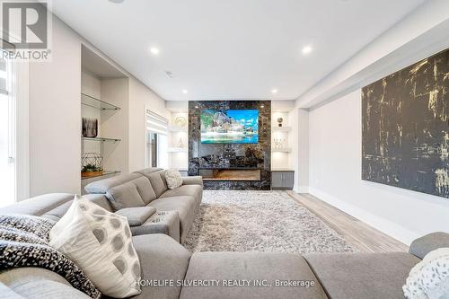 398 Spyglass Green, Oakville, ON - Indoor Photo Showing Living Room