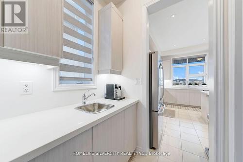 398 Spyglass Green, Oakville, ON - Indoor Photo Showing Kitchen