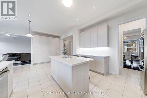 398 Spyglass Green, Oakville, ON - Indoor Photo Showing Kitchen