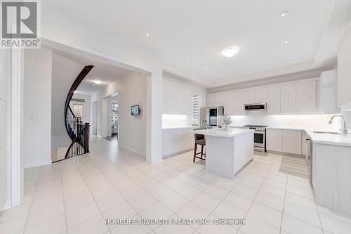 398 Spyglass Green, Oakville, ON - Indoor Photo Showing Kitchen