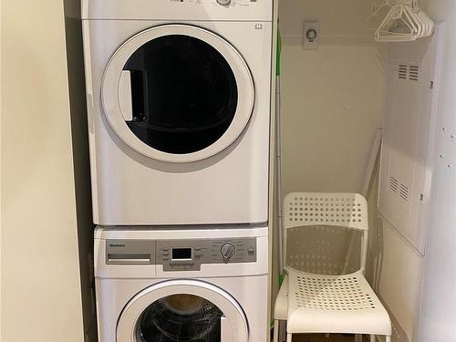 221-1610 Store St, Victoria, BC - Indoor Photo Showing Laundry Room