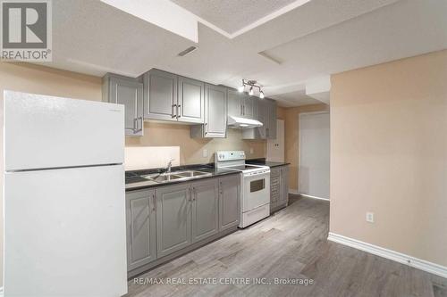 7177 Village Walk, Mississauga, ON - Indoor Photo Showing Kitchen With Double Sink