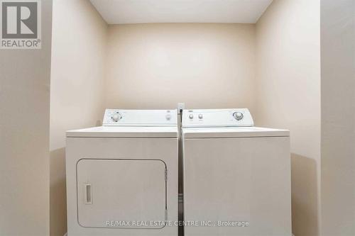 7177 Village Walk, Mississauga, ON - Indoor Photo Showing Laundry Room