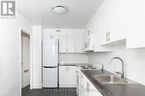 1207 - 6200 Bathurst Street, Toronto, ON - Indoor Photo Showing Kitchen