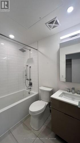 2213 - 25 Richmond Street E, Toronto, ON - Indoor Photo Showing Bathroom