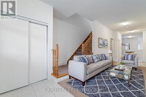 21 Olympic Gate, Barrie, ON - Indoor Photo Showing Living Room