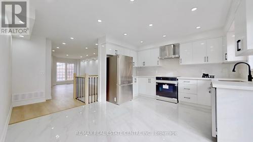 51 Denison Avenue, Brampton, ON - Indoor Photo Showing Kitchen With Upgraded Kitchen