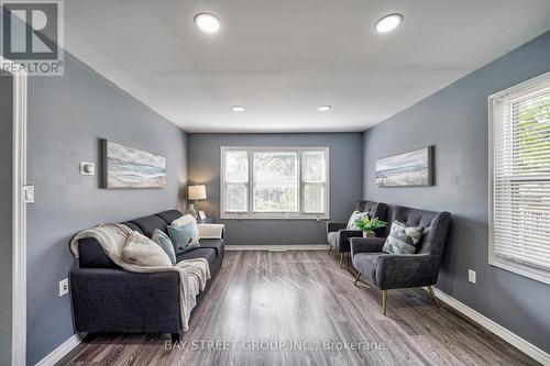 6285 Skinner Street, Niagara Falls, ON - Indoor Photo Showing Living Room