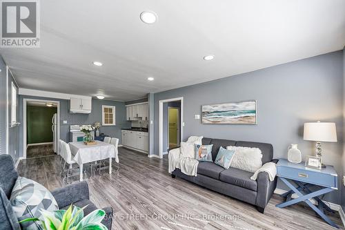 6285 Skinner Street, Niagara Falls, ON - Indoor Photo Showing Living Room