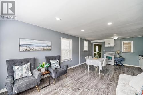 6285 Skinner Street, Niagara Falls, ON - Indoor Photo Showing Living Room