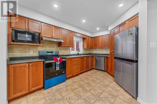 369 Thomas Slee Drive, Kitchener, ON - Indoor Photo Showing Kitchen