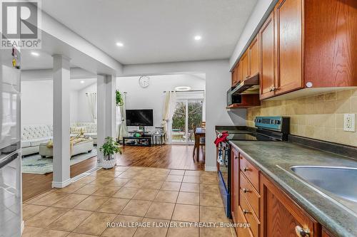 369 Thomas Slee Drive, Kitchener, ON - Indoor Photo Showing Kitchen