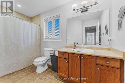 369 Thomas Slee Drive, Kitchener, ON - Indoor Photo Showing Bathroom