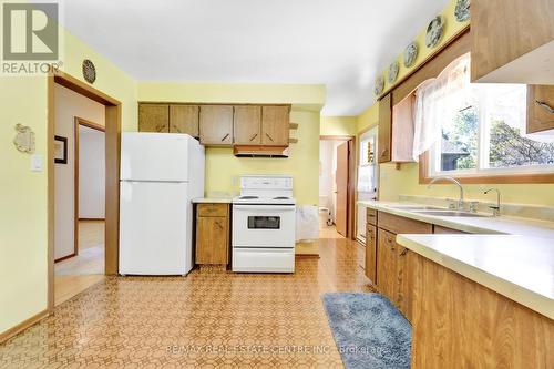 33 Ridgeway Avenue, Guelph, ON - Indoor Photo Showing Kitchen With Double Sink