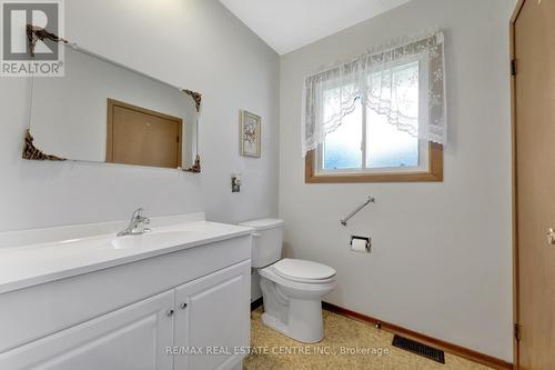 33 Ridgeway Avenue, Guelph, ON - Indoor Photo Showing Bathroom