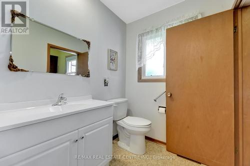 33 Ridgeway Avenue, Guelph, ON - Indoor Photo Showing Bathroom