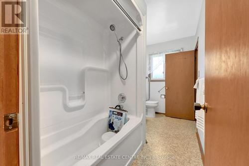 33 Ridgeway Avenue, Guelph, ON - Indoor Photo Showing Bathroom