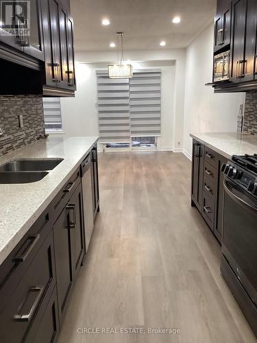 160 Fieldstone Drive W, Vaughan, ON - Indoor Photo Showing Kitchen With Double Sink With Upgraded Kitchen